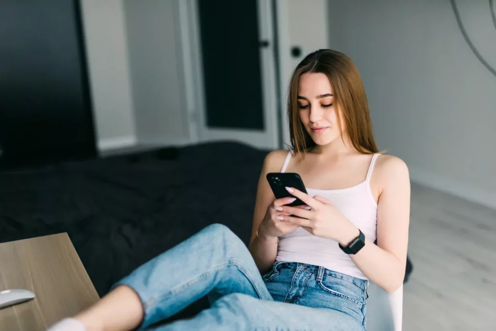 Woman sitting on the phone